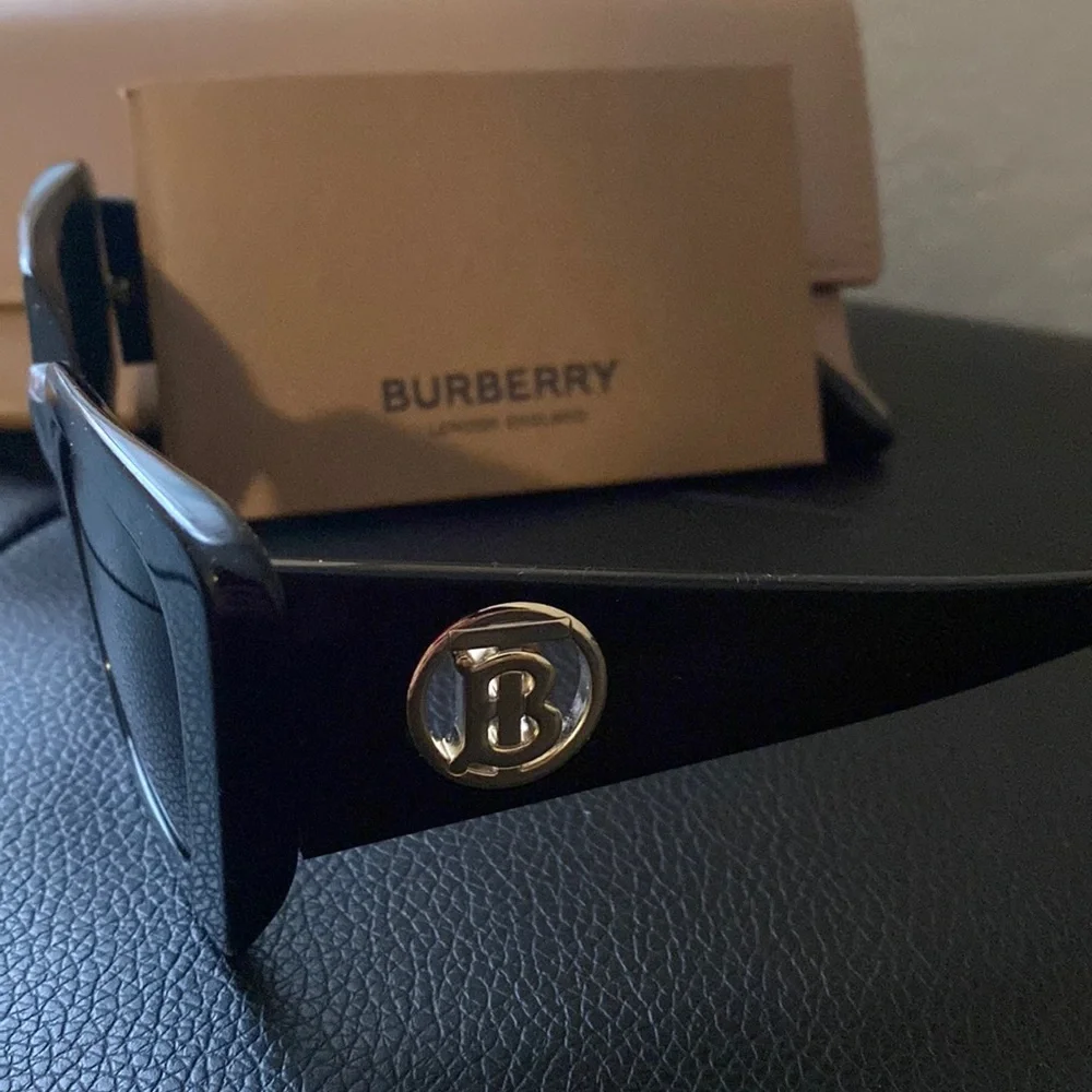 Burberry sunglasses - Picture 2 of 3